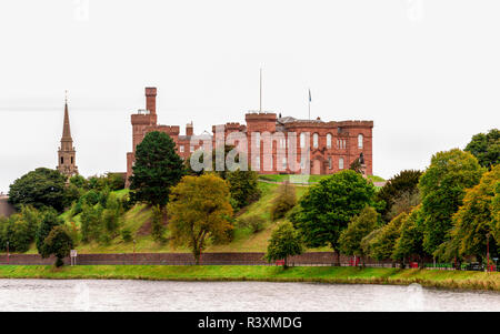 Un bel castello su di una collina che si affaccia sul fiume Ness nella stagione autunnale, Inverness, Scotland Foto Stock