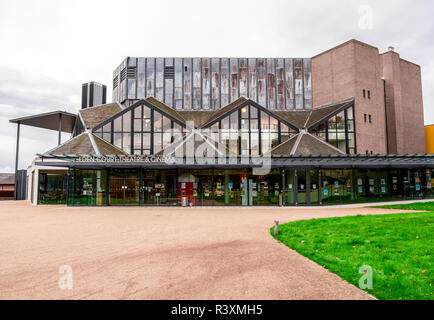 Un ingresso alla moderna Eden Court Theatre e Cinema in centro nel centro della città di Inverness, Scotland Foto Stock