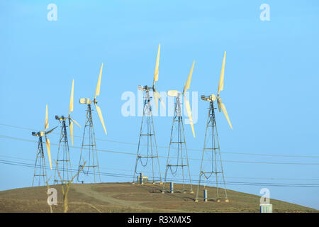 Altamont Pass Wind Farm, la più grande concentrazione mondiale di turbine eoliche, vicino Livermore, California, Stati Uniti d'America Foto Stock