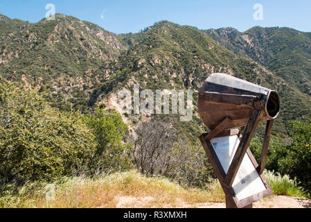 Stati Uniti d'America, CA. Montagna di eco di Los Angeles. Sam Merrill sentiero comprende telefono eco volti attraverso Rubio Canyon. Foto Stock