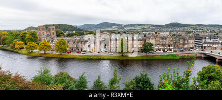 Una pittoresca vista panoramica della cittã di Inverness con St Andrews Cathedral, promenade e highlands scozzesi su sfondo, Scozia Foto Stock