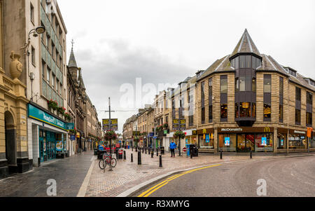 Inizio della camminata pedonale High Street in Inverness city centre con McDonald's ristorante fast food su un angolo. Famose per lo shopping e i ristoranti amo Foto Stock