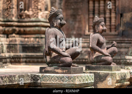 Banteay Srei : il tempio consiste di pareti basse che circondano strutture di picco di arenaria rossa profonda. Foto Stock