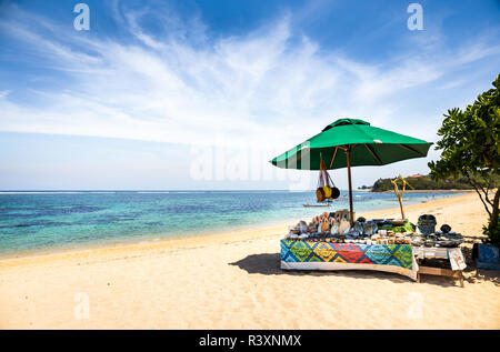 Souvenir tradizionali sulla spiaggia balinese in Indonesia Foto Stock