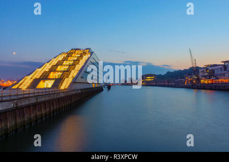 Il porto di Amburgo poco dopo il tramonto Foto Stock