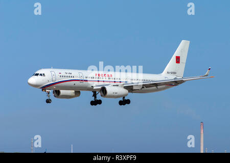 La Russia membro della società di trasporto Tupolev Tu-214 pista di atterraggio 32. Foto Stock