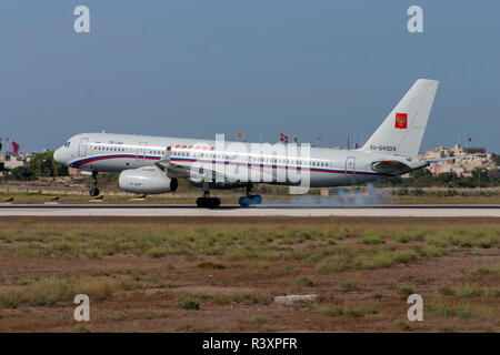 La Russia membro della società di trasporto Tupolev Tu-214 pista di atterraggio 32. Foto Stock