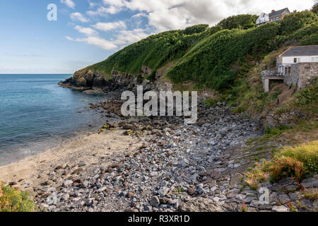 Piccola insenatura accanto a Cadgwith Cove, Cornwall, Regno Unito. Foto Stock