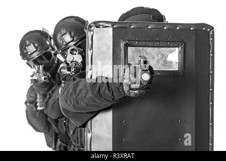 SWAT ufficiali con protezione balistica Foto Stock