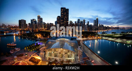 Chicago, Illinois, Stati Uniti d'America. Vista dalla ruota panoramica Ferris il Navy Pier. Foto Stock