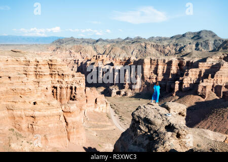 Ragazza a guardare oltre Charyn Canyon nel Sud Est del Kazakistan presi in agosto 2018 presi in hdr Foto Stock