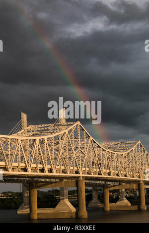 John Fitzgerald Kennedy Memorial Bridge e Rainbow. Attraversato il ponte sul fiume Ohio tra Louisville, Kentucky e Jeffersonville, Indiana. Foto Stock