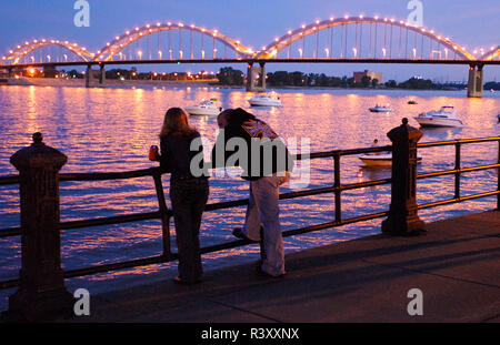 Davenport, Iowa, isola di roccia Centennial ponte attraverso il fiume Mississippi in città Quad Foto Stock