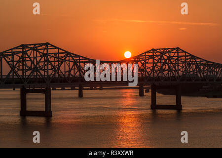 John F. Kennedy ponte che attraversa il fiume Ohio tra Louisville, Kentucky e Jeffersonville, Indiana al tramonto. Foto Stock