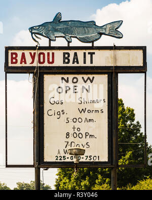 Stati Uniti d'America, Louisiana. Venezia, basso Mississippi River Basin, Atchafalaya Basin, il Bayou Sorrel, segno per il Bayou Bait Shop Foto Stock