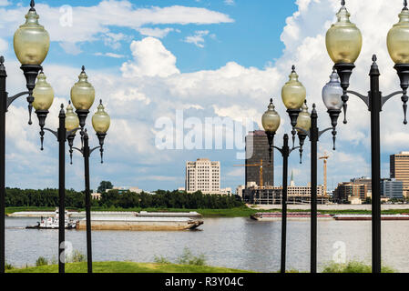 Stati Uniti d'America, Louisiana. Abbassare il Mississippi River Basin, Port Allen, vista da argine ad est attraverso il Fiume Mississippi a Baton Rouge con intrusione passando da Foto Stock