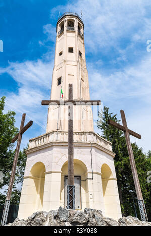 Faro Voltiano Brunate, Italia, sopra la città di Como, il lago di Como Foto Stock