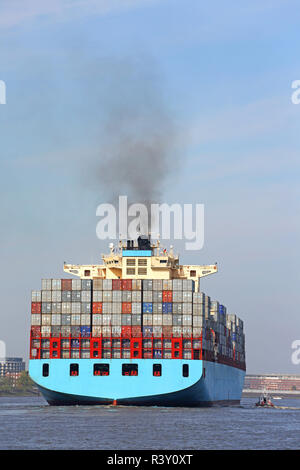 Container blu sul fiume Elba Foto Stock