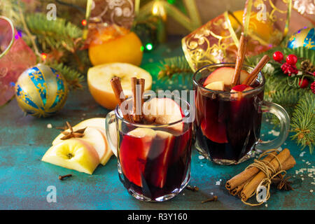 Natale vin brulé o sangria con spezie. Due bicchieri di vin brulé con Apple e spezie su blu ardesia tabella. Foto Stock