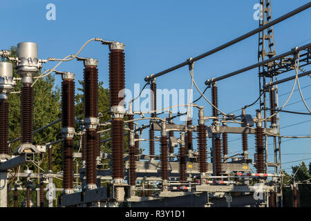 Sottostazione elettrica tower per la generazione di energia con lo sfondo del cielo Foto Stock