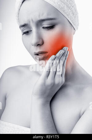 Giovane donna nel dolore è avente un mal di denti. Foto in bianco e nero Foto Stock