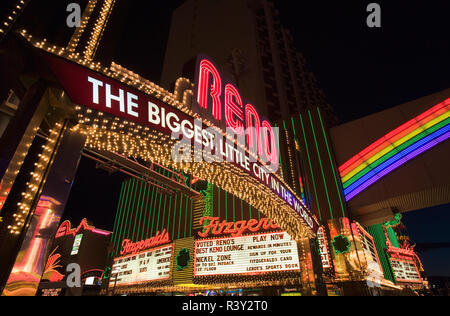 Stati Uniti d'America, Nevada, Reno. Insegne al neon illuminata di notte. Foto Stock