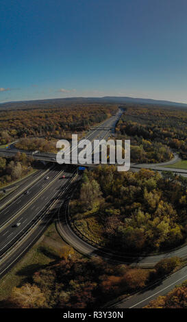Antenna vista superiore dell'intersezione delle autostrade in Germania. Panorama verticale Foto Stock