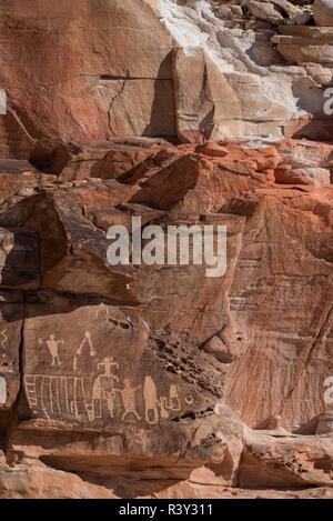 Stati Uniti d'America, Nevada. Pannello Petroglyph sulla scogliera di arenaria faccia in prossimità della caduta di Man Site, Gold Butte monumento nazionale Foto Stock