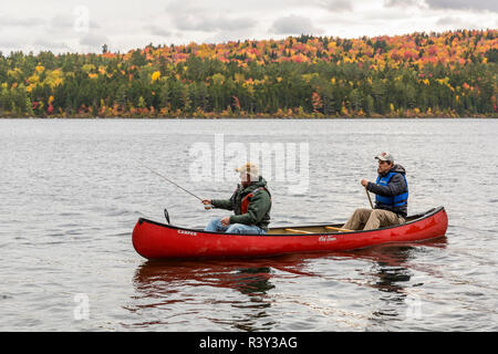 Due uomini di Pesca a Mosca Report di Pesca da una canoa sul laghetto di Greenough in Wentworth della posizione, New Hampshire. Caduta. Foresta settentrionale. (MR) Foto Stock