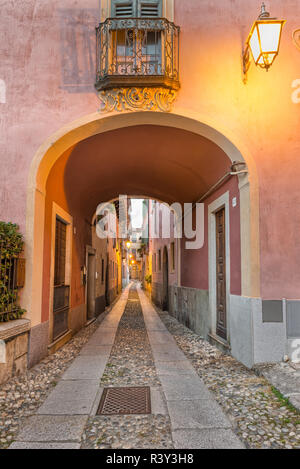 Bellissima scenic alley con gli storici e tradizionali case e strada di ciottoli. Il pittoresco villaggio italiano, Orta San Giulio, lago d'Orta Foto Stock