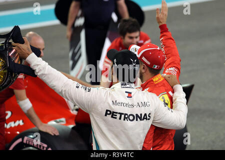 Abu Dhabi, negli Emirati Arabi Uniti. Il 24 novembre 2018. 24/11/2018 Abu Dhabi, Emirati Arabi Uniti Sport Gran premio di Formula Uno di Abu Dhabi 2018 nel pic: pole position 1a posizione Lewis Hamilton (GBR) Mercedes AMG F1 W09 3a posizione Sebastian Vettel (GER) La Scuderia Ferrari SF71H Credito: LaPresse/Alamy Live News Foto Stock