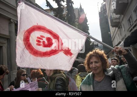 Atene, Grecia. 24 Novembre, 2018. Una donna vede holding bandiera durante la protesta.Le donne dimostrano circa lo sradicamento della violenza contro le donne. Credito: Nikolas Joao Kokovlis SOPA/images/ZUMA filo/Alamy Live News Foto Stock