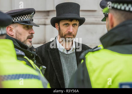 Londra, Regno Unito. 24 Nov 2018. I tifosi sono arrestati per disteso di fronte all'entrata di Downing Street. La Ribellione di estinzione - co ospitato da salendo, 'ribelle contro il governo britannico per Inazione penale a fronte del cambiamento climatico catastrofe e il collasso ecologico". Credito: Guy Bell/Alamy Live News Foto Stock