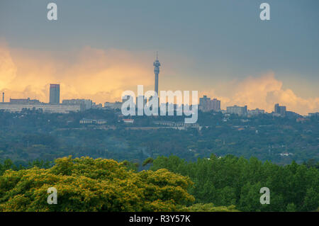 Johannesburg, Sud Africa, 24 Novembre, 2018. Una tempesta si sposta in su la skyline di Johannesburg. Credito: Eva-Lotta Jansson/Alamy Live News Foto Stock