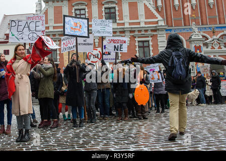 Riga, Lettonia. 24 Nov 2018. Marzo per animali in Riga, Lettonia. Il più grande animale advocacy evento nella storia della Lettonia. Credito: Gints Ivuskans/Alamy Live News Foto Stock