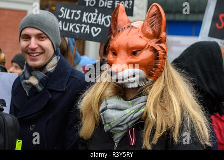 Riga, Lettonia. 24 Nov 2018. Giovane donna (R) con maschera di fox, partecipando 'Marco per animali' nella Riga, Lettonia. Il più grande animale advocacy evento nella storia della Lettonia. Credito: Gints Ivuskans/Alamy Live News Foto Stock