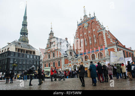 Riga, Lettonia. 24 Nov 2018. La folla con i dimostranti, alla Riga Piazza Municipio, durante il 'Marco per animali' nella Riga, Lettonia. Il più grande animale advocacy evento nella storia della Lettonia. Credito: Gints Ivuskans/Alamy Live News Foto Stock