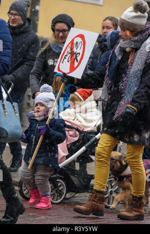 Riga, Lettonia. 24 Nov 2018. Famiglia con bambini che partecipano a 'Marco per animali' nella Riga, Lettonia. Il più grande animale advocacy evento nella storia della Lettonia. Credito: Gints Ivuskans/Alamy Live News Foto Stock