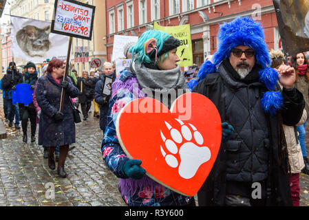 Riga, Lettonia. 24 Nov 2018. Marzo per animali in Riga, Lettonia. Il più grande animale advocacy evento nella storia della Lettonia. Credito: Gints Ivuskans/Alamy Live News Foto Stock