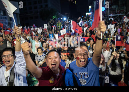 Novembre 24, 2018 - della città di Kaohsiung, Kaohsiung, Taiwan - i sostenitori di Han Kuo-yu visto gioia durante il rally..Kaohsiung mayoral candidate Han Kuo-yu dall'opposizione kuomintang partito annuncia la vittoria in un rally organizzati al di fuori delle sedi di partito. Dopo le forti perdite subite dalla sentenza partito democratico progressista nelle elezioni il Presidente Tsui Ing-wen si è dimesso da leader del partito. (Credito Immagine: © S.C. Leung/SOPA immagini via ZUMA filo) Foto Stock