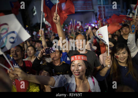 Della Città di Kaohsiung, Kaohsiung, Taiwan. 24 Novembre, 2018. I sostenitori di Han Kuo-yu visto gioia durante il rally.Kaohsiung mayoral candidate Han Kuo-yu dall'opposizione kuomintang partito annuncia la vittoria in un rally organizzati al di fuori delle sedi di partito. Dopo le forti perdite subite dalla sentenza partito democratico progressista nelle elezioni il Presidente Tsui Ing-wen si è dimesso da leader del partito. Credito: S.C. Leung/SOPA Immagini/ZUMA filo/Alamy Live News Foto Stock