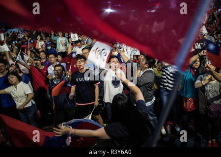 Della Città di Kaohsiung, Kaohsiung, Taiwan. 24 Novembre, 2018. I sostenitori di Han Kuo-yu visto gioia durante il rally.Kaohsiung mayoral candidate Han Kuo-yu dall'opposizione kuomintang partito annuncia la vittoria in un rally organizzati al di fuori delle sedi di partito. Dopo le forti perdite subite dalla sentenza partito democratico progressista nelle elezioni il Presidente Tsui Ing-wen si è dimesso da leader del partito. Credito: S.C. Leung/SOPA Immagini/ZUMA filo/Alamy Live News Foto Stock