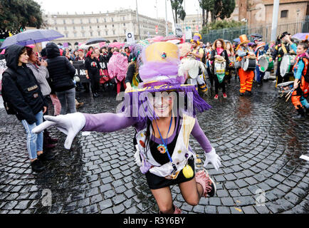 Roma, Italia. Il 24 novembre 2018. Manifestazione contro la violenza maschile sulle donne. Credito: immagini di aggiornamento/Alamy Live News Foto Stock