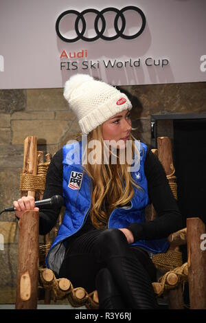 Killington, Vermont, USA. 23 Nov 2018. Mikaela Shiffrin di noi risponde alle domande dei giornalisti nel corso di una conferenza stampa prima di Killington Cup a Killington Ski Resort nel novembre 23, 2018 in Killington, Vermont. Credito: Anton Oparin/Alamy Live News Foto Stock