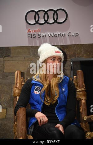 Killington, Vermont, USA. 23 Nov 2018. Mikaela Shiffrin di noi risponde alle domande dei giornalisti nel corso di una conferenza stampa prima di Killington Cup a Killington Ski Resort nel novembre 23, 2018 in Killington, Vermont. Credito: Anton Oparin/Alamy Live News Foto Stock