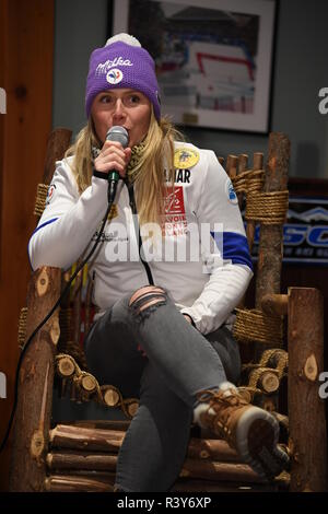 Killington, Vermont, USA. 23 Nov 2018. Tessa Worley di Francia risponde alle domande dei giornalisti nel corso di una conferenza stampa prima di Killington Cup a Killington Ski Resort nel novembre 23, 2018 in Killington, Vermont. Credito: Anton Oparin/Alamy Live News Foto Stock