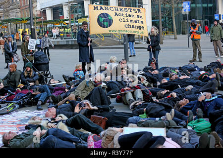 Manchester, Regno Unito. 24 Nov 2018. Estinzione clima di ribellione manifestanti tenere un sdraiarsi protestare nelle strade della città, Manchester, Regno Unito, 24 novembre 2018 Credit: Barbara Cook/Alamy Live News Foto Stock