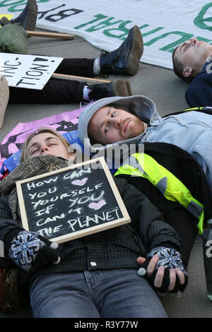 Manchester, Regno Unito. 24 Nov 2018. Estinzione clima di ribellione manifestanti tenere un sdraiarsi protestare nelle strade della città, Manchester, Regno Unito, 24 novembre 2018 Credit: Barbara Cook/Alamy Live News Foto Stock