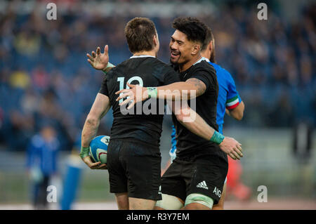 Roma, Italia. 24 Nov 2018. Nuova Zelanda Beauden Barrett festeggia con la Nuova Zelanda Savea Ardie segnando un provare durante l'autunno 2018 Internazionali match tra Italia e Nuova Zelanda allo Stadio Olimpico di Roma, Italia il 24 novembre 2018. Foto di Giuseppe mafia. Credit: UK Sports Pics Ltd/Alamy Live News Foto Stock