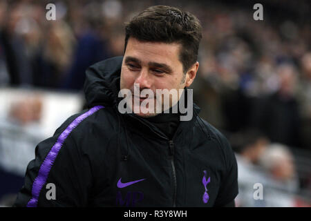 Londra, Regno Unito. 24 Nov 2018. Tottenham Hotspur Manager Mauricio Pochettino guarda dalla panchina. EPL Premier League, Tottenham Hotspur v Chelsea allo Stadio di Wembley a Londra sabato 24 novembre 2018. Questa immagine può essere utilizzata solo per scopi editoriali. Solo uso editoriale, è richiesta una licenza per uso commerciale. Nessun uso in scommesse, giochi o un singolo giocatore/club/league pubblicazioni . pic da Steffan Bowen/Andrew Orchard fotografia sportiva/Alamy Live news Foto Stock